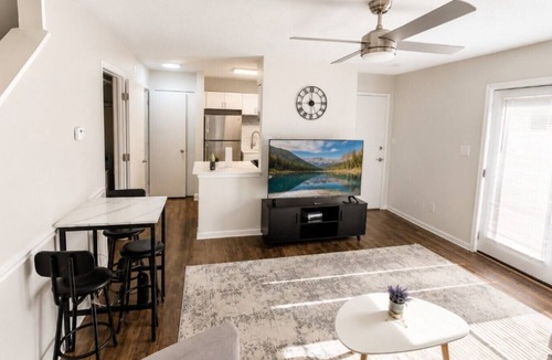 Shannon Villa | The Crestline Stay | Hoover Townhome 2BR U4