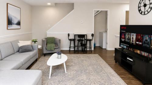 Shannon House | The Crestline Stay Hoover Townhome 2BR U4