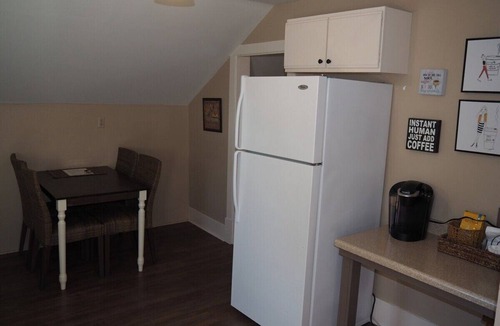 Frankfort Apartment | The Cute & Cozy - Upper Apartment - GREAT LOCATION! WALK TO BEACH AND DOWNTOWN! A/C!