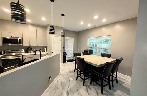 Fairburn House | The Fairburn Luxe Retreat! Fantastic 3-bedroom home, MINUTES AWAY FROM AIRPORT!