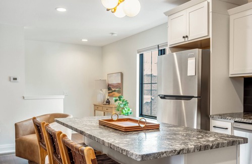 Bowling Green House | THE FALCON, a stylish retreat above the garage featuring an open-concept living area and fully equipped kitchen. Minutes from BGSU, dining, and shops, with a shared backyard with PUTTING GREEN!