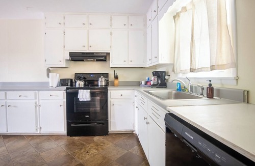 New Castle House | The Garden Park Escape: Pool/Patio/Groups/King Bed