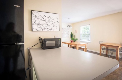New Castle House | The Garden Park Escape: Pool/Patio/Groups/King Bed