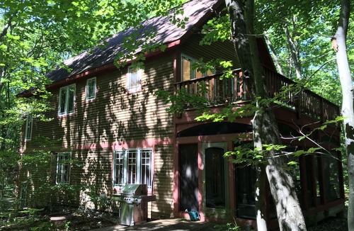 Harbert House | The Harbert Beach Cottage in the Woods + Level 2 NACS EV charger