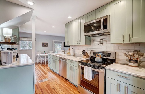 Bowling Green House | The Meeker House Charming 3/4 Bedroom Home w/Hot Tub