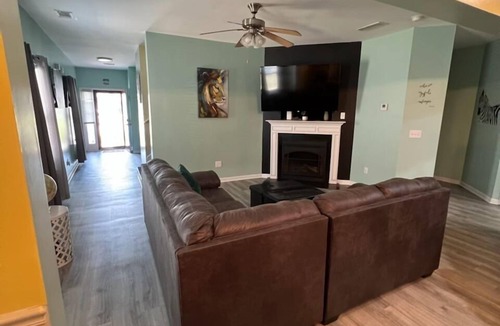 Riverdale House | The Prime Location Modern 3BR Home; Mins to Airport & Downtown;A/C & Parking
