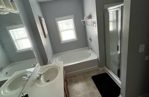 Riverdale House | The Prime Location Modern 3BR Home; Mins to Airport & Downtown;A/C & Parking