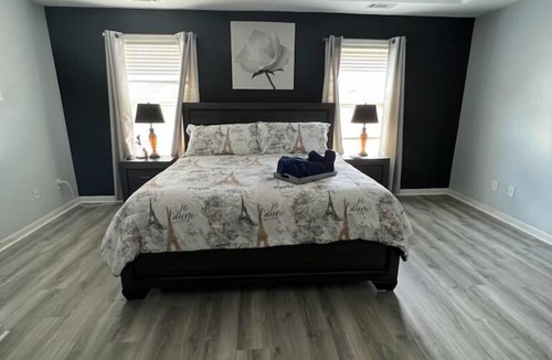 Riverdale House | The Prime Location Modern 3BR Home; Mins to Airport & Downtown;A/C & Parking