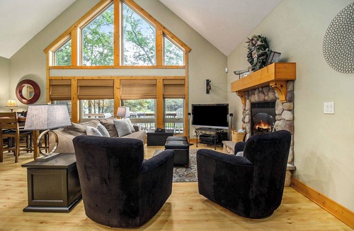 Baldwin House | The Red Door Cottage on Big Star Lake, Sleeps 8!
