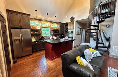 Etoile House | The Retreat at Eagles Landing. Cozy cabin in a beautiful and gated neighborhood,