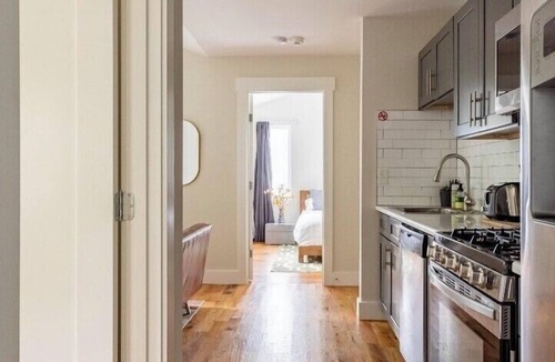 Cleveland Park House | The Studio at Cleveland Park 2 bedroom 2 bathroom Near Lower Broadway