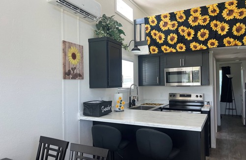 Foley House | The Sunflower Villa - 15 Miles from the Beach!