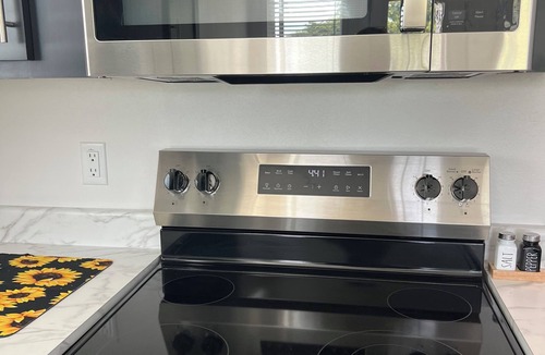 Foley House | The Sunflower Villa - 15 Miles from the Beach!