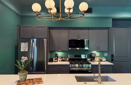Biloxi House | The Treehouse @ The Pullman House, Downtown Ocean Springs Condo w/Pool