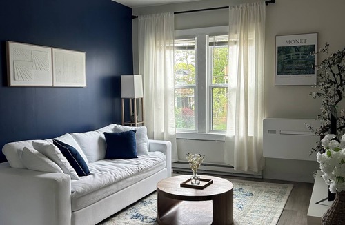 New Center Detroit Apartment | The White Lotus - Premium King Bed | 400mbs Wifi | 7-minDT | Work Station