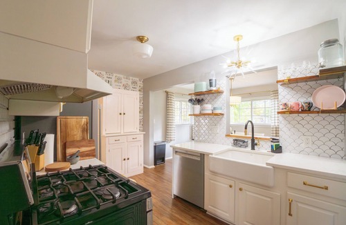 Drayton Plains House | The Woven Oak - Gorgeous & Cozy Cottage with Game Room, Bar & 2 Full Baths