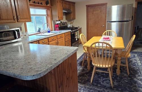 Sanford House | Tranquil 1-bedroom Cottageon Beautiful Sanford Lake!