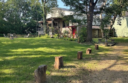 Holcomb House | True River Frontage nPrivate grounds 3-bedroom housenEnjoy a relaxing stay