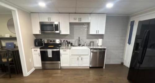 Snellville House | Twice As Nice Private Entrance Super Sized 2 Bed King Sized 1,800 Square Ft Basement Apartment Two Main Queen Bedrooms Two Full Private Bathrooms Your Own In Room Bath Full Laundry, Full Kitchen, Gated Property Personal Gate Code No Events and No parties