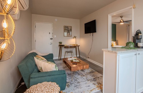 Five Points South Condo | UAB Area Retreat|Vulcan Hideout B3| King bed