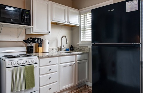 Five Points South Condo | UAB Area Retreat|Vulcan Hideout B3| King bed