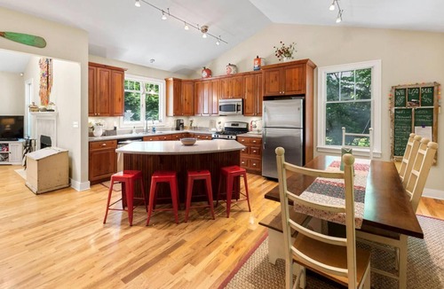 Union Pier Cottage | Union Pier Hidden Gem | 3 Blocks to Beach | Screened Porch & Fire Pit