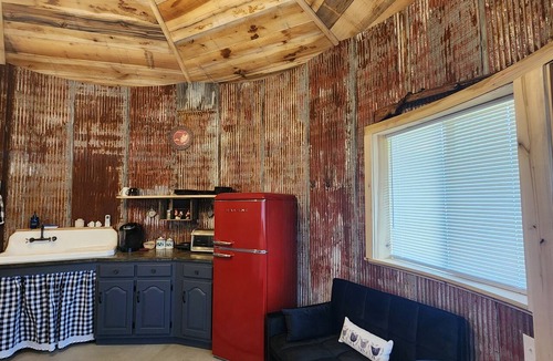 Newport Cottage | Unique tiny home, close to Smoky Mountains National Park.