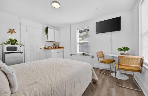 South Pensacola House | Unit 11 Simple Affordable Studio minutes from NAS