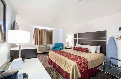 Charlotte Hotel | Unwind in a Modern Room w/Free Breakfast |Near Courthouse Square Museum - 1.2mi