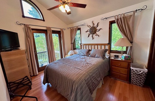 Loretto House | UP Lake Home with access to 3 lakes - fish, swim, relax! WIFI
