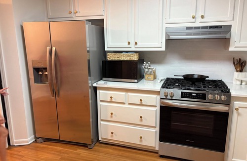 Jarreau House | Updated 4-bedroom Toddler safe backyard, new appliances and furniture, green egg