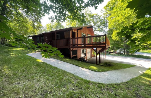 Munising House | Updated & Central. ATV Trails, golfing, skiing pictured rocks within 3 miles.