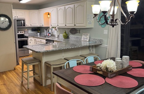 Iuka House | Updated! Cozy Pickwick home overlooking Safe Harbor Aqua Yacht Marina Sleeps 10+