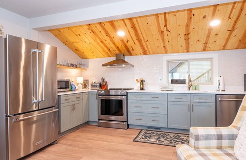 Levering House | Updated Lakefront Home-Hot Tub-GameRoom-FirePit-Dock-Pet-friendly!