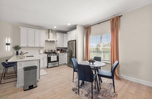 Bryant Pattengill West House | Upscale Townhome 9 mins to Campus & Stadium with Restaurants & Shopping Nearby