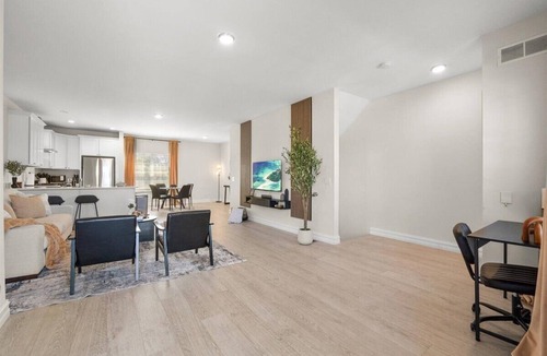 Bryant Pattengill West House | Upscale Townhome 9 mins to Campus & Stadium with Restaurants & Shopping Nearby