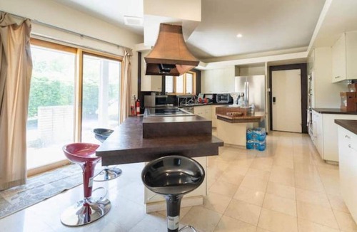 West Bloomfield House | Urban oasis-lake,beach,boat in city. Sleeps 8-12. 4B, 3.5Bath, 10 Car P Trails.