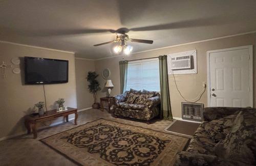 Columbus House | Vintage- Getaway Fabulous 3-bedroom house with AC in charming Columbus