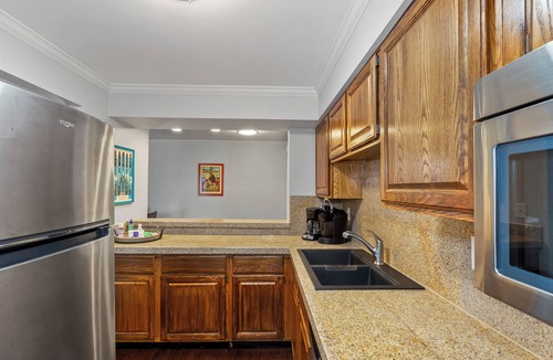 Rutledge Hill Condo | Walk 2 Broadway! Balcony! Free Parking!