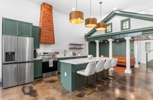 Central Business District Apartment | Walk to everything Downtown Mobile Pets Welcome