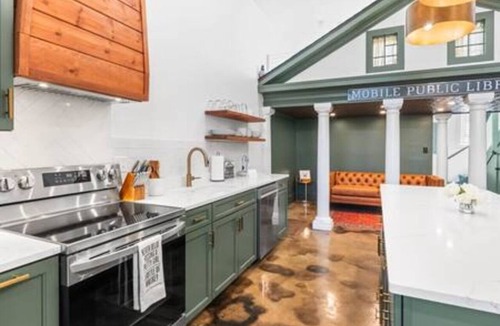 Central Business District Apartment | Walk to everything Downtown Mobile Pets Welcome