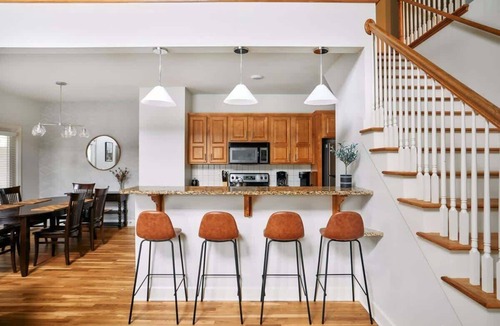 Hillsboro West End House | Walk to Vanderbilt | Screened Porch + Park 4 Cars | Workspace | Walk to Hillsboro Village, Fido & Pancake Pantry | Minutes to Music Row, 12 South & Broadway | Perfect for Families, Friends & University Visits