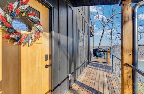 Byrdstown House | WANT AN AMAZING VIEW OF THE LAKE? This modern home offers than just space!