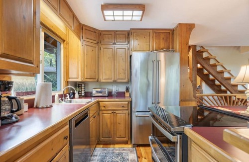 Winchester House | Water's Edge - Lakeside retreat