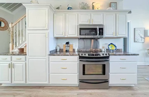 Shoreline Park House | Waterfront escape at Jourdan River - kayak, fishing, laid-back coastal living!