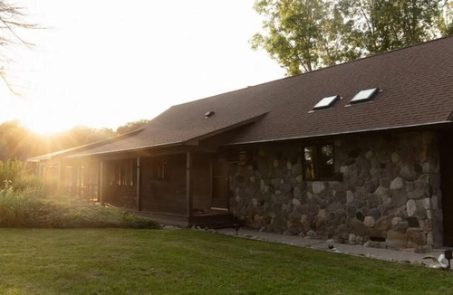 Alto Cottage | Waterfront Lake Cottage w/Private Beach - Kayak at the Hemingway Lodge!