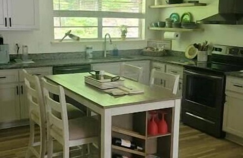 Kingston House | Watts Bar Lake The Thomas House 2489 River Rd. Kingston TN 37763