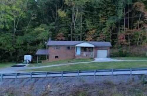Kingston House | Watts Bar Lake The Thomas House 2489 River Rd. Kingston TN 37763