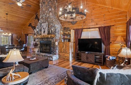 Thompsonville House | Weatherwood - Gorgeous Luxury Cabin with Spa!