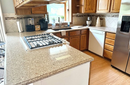 Northview House | Welcome to Cedar Ridge House, enjoy the homey feel in this quiet neighborhood.